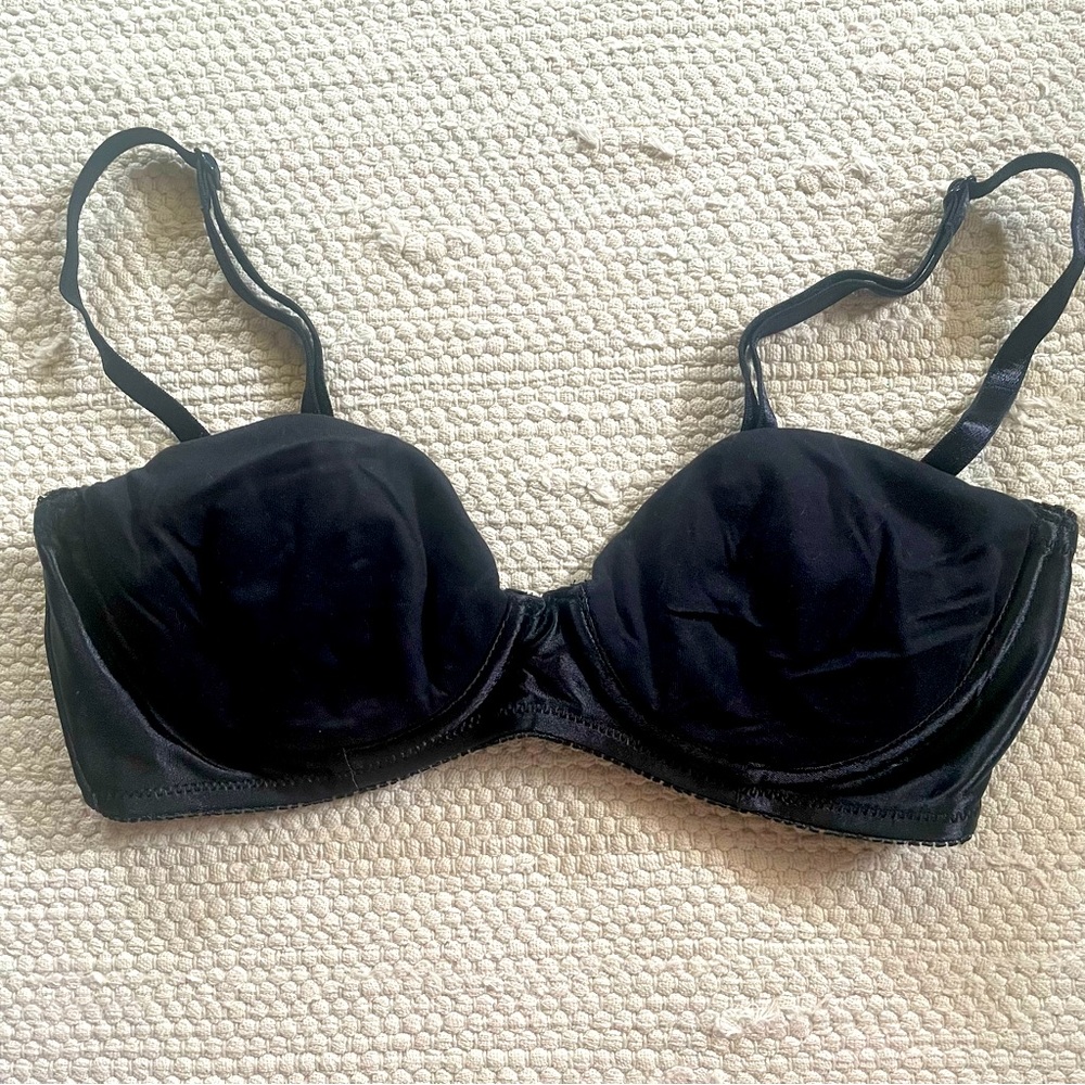 Victoria’s Secret Black Underwire Lined Push Up Bra Convertible to Strapless 32B